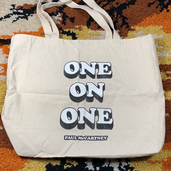 One On One, Paul McCartney tote!! - Picture 3 of 8